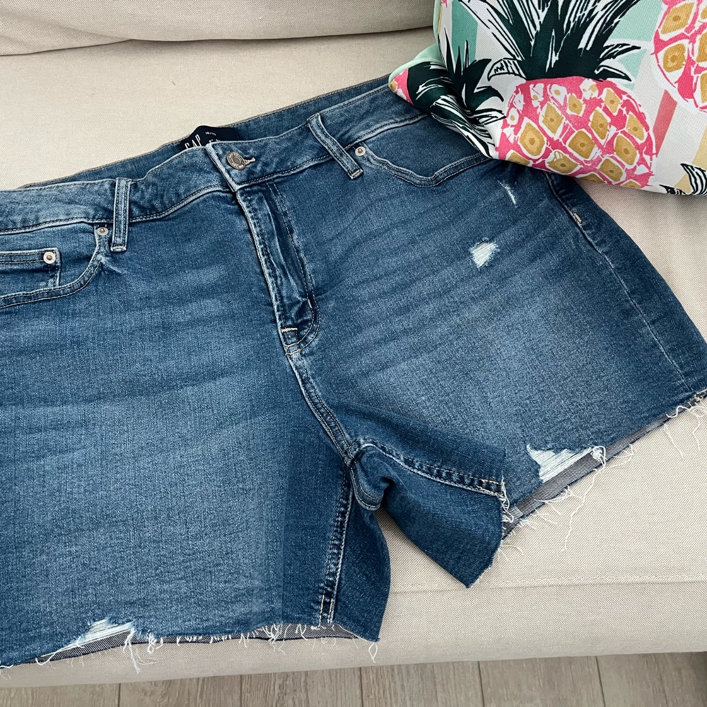 Gap denim distressed 5 inch shorts women’s size 16